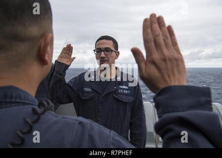 Mer des Philippines (25 mars 2017) 2ème classe technicien d'entretien des coques Jonas Perreira récite le serment d'engagement au cours d'une cérémonie à bord de la réinscription de transport amphibie USS dock Green Bay (LPD 20). Green Bay, partie du Bonhomme Richard, avec groupe expéditionnaire lancé 31e Marine Expeditionary Unit, est sur une patrouille de routine, opérant dans la région du Pacifique-Indo-Asia pour renforcer les partenariats et d'être un prête-réponse vigueur pour tout type d'imprévus. Banque D'Images