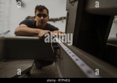 Mer des Philippines (25 mars 2017) Seaman Ali Daouk, à partir de Miami, procède à l'entretien dans la vallée de l'embarcation de transport amphibie USS dock Green Bay (LPD 20). Green Bay, partie du Bonhomme Richard, avec groupe expéditionnaire lancé 31e Marine Expeditionary Unit, est sur une patrouille de routine, opérant dans la région du Pacifique-Indo-Asia pour renforcer les partenariats et d'être un prête-réponse vigueur pour tout type d'imprévus. Banque D'Images