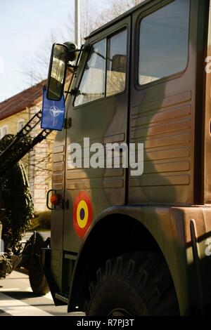 Un camion roumain affiche le drapeau de l'OTAN, au cours de la Bataille de Pologne, Groupe Groupe de combat s'écarter de la cérémonie de départ de la Pologne, le 25 mars 2017, à l'occasion du 2e régiment de cavalerie, siège à Vilseck, Allemagne. Pologne Groupe de combat est composée de soldats américains, affecté à la 2e régiment de cavalerie, et les soldats, du Royaume-Uni et de la Roumanie. Groupe de combat la Pologne de convoi Vilseck, par l'intermédiaire de l'Allemagne, la République tchèque et la Pologne pour atteindre leur destination à Orzysz, Pologne, où elles resteront pendant six mois comme une force de dissuasion, dans le cadre du renforcement de la présence de l'avant. Banque D'Images