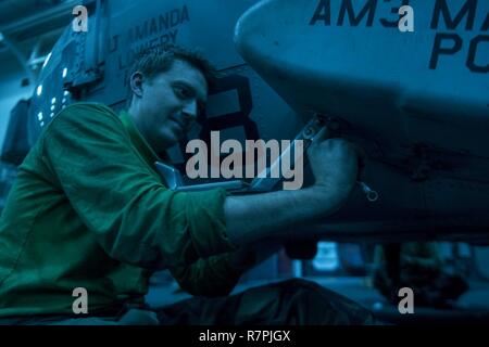 Mer des Philippines (27 mars 2017) l'Aviation aviateur mécanicien structurels Shane Coughlan, de Scituate, Massachusetts, affecté à l'Escadron d'hélicoptères de combat de la mer (HSC), 25 s'occupe de l'entretien d'un MH-60S Sea Hawk à bord du navire d'assaut amphibie USS Bonhomme Richard (DG 6). USS Bonhomme Richard, navire amiral du Bonhomme Richard, avec groupe expéditionnaire lancé 31e Marine Expeditionary Unit, est sur une patrouille de routine, opérant dans la région du Pacifique-Indo-Asia pour améliorer l'état de préparation et la posture de combat de l'avant en tant que force de réaction-prêt pour tout type d'imprévus. Banque D'Images