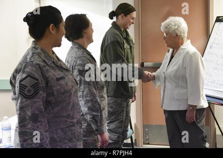 Le sergent-chef. Lisa Espinoza et le sergent. Rachel Cook, 168e groupe d'entretien, de l'Alaska Air National Guard, et d'un membre de la 1re classe Kaili, à partir du 354e Groupe de soutien de mission, Eielson AFB, Alaska, simuler accueillir un hôte sur la ligne de vol lors d'un protocole de 5 jours Cours de base à l'Eielson, Mars 20-24, 2017. La classe a été enseigné par Mme Maggie Bonner, U.S. Air Force et protocole de gestion d'événements spéciaux, l'activité des Services de l'Armée de l'air, Lackland AFB, Texas, et a réuni 30 aviateurs et soldats de la Garde nationale de l'Alaska, plus de service actif aviateurs Eielson. Banque D'Images