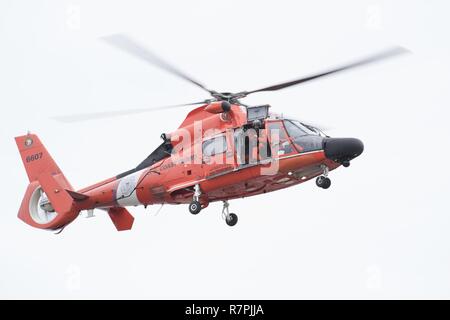 Les membres de la base d'opération avancée Point Mugu a participé à la formation de sauvetage en falaise au large de la côte de Vicente Lighthouse Point, le 21 mars 2017. Les équipages d'hélicoptères MH-65 Dolphin a mené plusieurs scénarios de levage y compris le sauvetage d'un mannequin d'une falaise. La Garde côtière américaine Banque D'Images