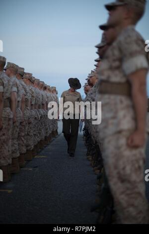 Le sergent d'artillerie. M. Tifanni Hébron, le 4e Bataillon percez maître, inspecte des recrues 3021 peloton, Compagnie Mike, 3e Bataillon d'instruction des recrues, au cours d'un exercice final le 22 mars 2017, l'évaluation, sur l'Île Parris, L.C. (maîtres de forage, comme Hébron, 38, de Victoria, Texas, 5e année les pelotons et les leaders d'unité lors des évaluations. La stricte, caractère particulier de l'ordre de proximité renforce la discipline et la précision de perçage et favorise la cohésion de l'unité. La Compagnie Mike diplômé est prévue pour le 31 mars 2017. Parris Island est le lieu d'entraînement des recrues du Corps des marines depuis le 1 novembre 1915. Aujourd'hui, environ Banque D'Images