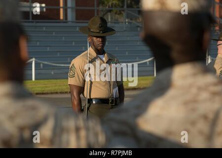 Instructeur Senior Tir Drill Sgt. Damien W. Blaise, peloton 3016, la Compagnie Mike, 3e Bataillon d'instruction des recrues, des chèques de plus son peloton avant de donner la commande suivante au cours d'un exercice final le 22 mars 2017, l'évaluation, sur l'Île Parris, L.C. (Blaise, 32 ans, est de Ft. Lauderdale, Floride Compagnie Mike est prévu d'obtenir leur diplôme le 31 mars 2017. Parris Island est le lieu d'entraînement des recrues du Corps des marines depuis le 1 novembre 1915. Aujourd'hui, environ 19 000 recrues proviennent à Parris Island annuellement pour l'occasion de devenir des Marines américains en endurant 12 semaines de formation rigoureux, transformatrices. Parri Banque D'Images