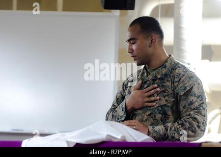 Mer des Philippines (26 mars 2017) lance le Cpl. Faitasi Toomalatai, à partir d'Honolulu, effectue un service de Saints des Derniers Jours comme chef à bord du quai de transport amphibie USS Green Bay (LPD 20). Green Bay, partie du Bonhomme Richard, avec groupe expéditionnaire lancé 31e Marine Expeditionary Unit, est sur une patrouille de routine, opérant dans la région du Pacifique-Indo-Asia pour améliorer l'état de préparation et la posture de combat de l'avant en tant que force de réaction-prêt pour tout type d'imprévus. Banque D'Images