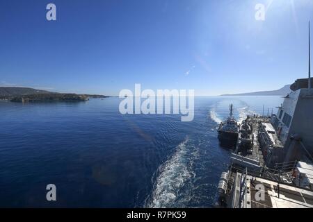 - La baie de Souda, la Grèce (25 mars 2017) l'USS missiles Porter (DDG 78) arrive dans la baie de Souda, la Grèce, le 25 mars 2017. Porter, l'avant-déployé à Rota, Espagne, mène des opérations navales dans la sixième flotte américaine zone d'opérations à l'appui de la sécurité nationale des États-Unis en Europe. Banque D'Images