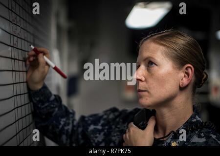 SAN DIEGO (Mar. 24, 2017) Le lieutenant Jenniffer Rajner retrace l'état des victimes de traumatismes théorique au cours d'une évolution de la formation de nombreux blessés à bord du porte-avions USS Theodore Roosevelt (CVN 71). Le navire est amarré et homeported au Naval Air Station North Island. Banque D'Images