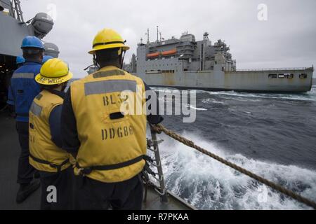 Océan Pacifique (Mars 26, 2017) La classe Arleigh Burke destroyer lance-missiles USS Shoup (DDG 86), tire sur la commande de transport maritime militaire aux côtés de l'USNS Carl Brashear lubrification de la flotte (T-AO 7) pour effectuer une opération de ravitaillement en mer au cours de l'exercice de l'unité de formation composite (COMPTUEX) avec le groupe aéronaval du Nimitz en préparation pour un prochain déploiement. COMPTUEX teste la préparation aux missions de la grève actifs du groupe grâce à une simulation des scénarios du monde réel et leur capacité à fonctionner comme une unité intégrée. Banque D'Images