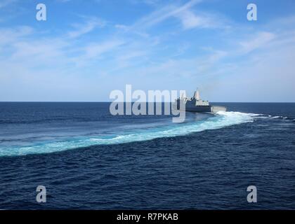 Océan Atlantique (24 mars 2017)--San Antonio le quai de débarquement amphibie de classe USS Arlington (LPD 24) s'éloigne de l'appui au combat rapide ship USNS arctique (T-AOE 8) après avoir terminé un cours de ravitaillement en mer, le 24 mars. Banque D'Images