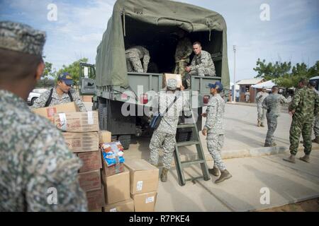 MAYAPO, Colombie (25 mars 2017) - les membres du service de transport des fournitures colombien à la promesse continue 2017 (CP-17) site médical à Mayapo, Colombie. CP-17 est un U.S. Southern Command-parrainé et U.S. Naval Forces Southern Command/U.S. 4ème flotte-déploiement effectué pour mener des opérations civiles et militaires y compris l'aide humanitaire, les missions de formation et de soins médicaux, dentaires et vétérinaires, de l'assistance dans un effort pour montrer le soutien des États-Unis et de l'engagement de l'Amérique centrale et du Sud. Banque D'Images