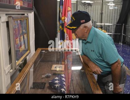 MAYPORT, Floride (24 mars 2017) ancien Capitaine John Meserve ressemble à des artefacts de la Deuxième Guerre mondiale, tout en visitant le Suribachi Prix à bord du navire d'assaut amphibie USS Iwo Jima (DG 7). Meserve a servi comme directeur général de l'USS Iwo Jima (LPH-2) à partir de 1984-1987. Banque D'Images