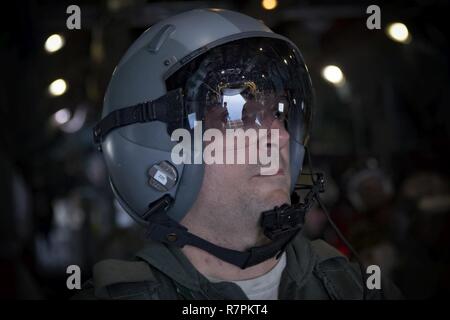 Le sergent de l'US Air Force. Dillon Howell, 36e Escadron de transport aérien C-130 l'arrimeur, observe une U.S. Marine jumpmaster effectuer ses vérifications de l'exécution d'une altitude élevée - faible ouverture aller au-dessus de la zone de largage à Yokota Air Base, Japon, le 23 mars 2017, pendant la semaine de saut. La formation n'est pas autorisé que les Marines de pratiquer le saut, mais il a également permis à l'équipage de vol d'entraînement Yokota tactiques et timed-package de gouttes. Banque D'Images