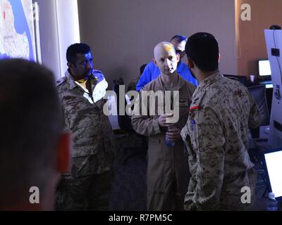 Us Air Forces Central Command Le Capitaine Trent Davis (centre) se tient dans l'éclat d'un projecteur lumière discuter de missiles balistiques simulé avec les officiers Koweïtiens, 27 mars 2017, au cours de la phase de l'exercice de poste de commandement Eagle résoudre au Koweït. Eagle exercice résoudre est le premier exercice multilatéral des États-Unis au sein de la péninsule arabique. Depuis 1999, Eagle Résoudre est devenu le premier engagement entre les États-Unis et le Conseil de coopération du Golfe nations pour répondre collectivement les défis régionaux associés à la guerre asymétrique dans un établissement à faible risque. Banque D'Images