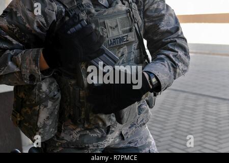 Navigant de première classe Diana Martinez Montano, 422nd patrouilleur, l'Escadron des Forces de sécurité dans ses magazines de charges pendant la manipulation d'armes acquises partie de la 435ème à la masse de l'ESF La préparation au combat au cours des opérations de sécurité du Centre sur base aérienne de Ramstein, en Allemagne, le 25 mars 2017. Le but des deux semaines de cours est de préparer les forces de sécurité les aviateurs qui déploient downrange. Aviateurs affectés à la 86e, SFS SFS SFS 422nd, 100e, et 569e Escadron de la police des forces américaines ont participé au cours. Banque D'Images