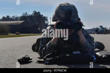 Le s.. Katelyn McHale, 569e Escadron de la police des Forces américaines 24 sergent, regarde à travers des jumelles pour calculer la distance de la cible durant la gamme calcul partie du 435e Escadron des Forces de sécurité au sol du Centre de préparation au combat au cours des opérations de sécurité sur la base aérienne de Ramstein, en Allemagne, le 25 mars 2017. Le but des deux semaines de cours est de préparer les forces de sécurité d'aviateurs qui sont déployés dans le but. Le but des deux semaines de cours est de préparer les forces de sécurité d'aviateurs qui sont déployés dans le but. Aviateurs affectés à la 86e, SFS SFS SFS 422nd, 100e, et 569e Banque D'Images