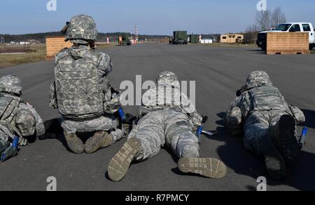 Etudiants du 435e Escadron des Forces de sécurité au sol du Centre de préparation au combat au cours des opérations de sécurité de calculer la distance de la cible durant la gamme calcul partie du cours sur la base aérienne de Ramstein, en Allemagne, le 25 mars 2017. Calcul de l'aire de la formation est l'un des six stations les élèves sont passés par pendant cette partie de la classe. Aviateurs affectés à la 86e, SFS SFS SFS 422nd, 100e, et 569e Escadron de la police des forces américaines ont participé au cours. Banque D'Images