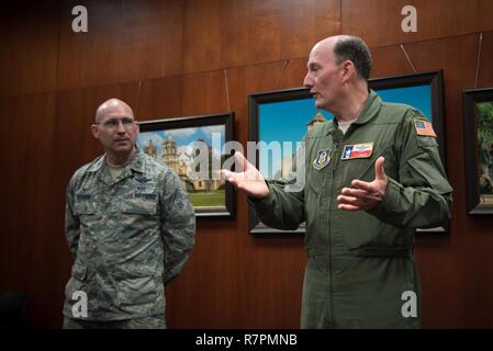 Le colonel Michael Manion, commandant de la 403e, et le Colonel T. Smith, 433rd Airlift Wing Commander, parler à des responsables de la Côte du Golfe au cours d'une 403e Escadre a accueilli à tour leader civique Joint Base San Antonio, 23-24 mars. Banque D'Images