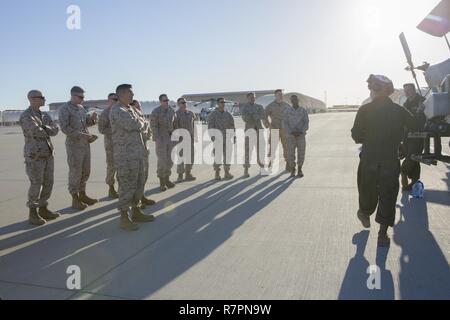 Les Marines américains présents à armes et tactiques cours instructeurs (WTI) 2-17 recevoir un voyage de familiarisation à l'avion Marine Corps Air Station Yuma (Arizona), le 28 mars 2017. Cette visite faisait partie de WTI 2-17, une formation de sept semaines, l'événement organisé par Marine Aviation armes et tactiques d'un escadron (MAWTS-1), qui met l'intégration opérationnelle des six fonctions de l'aviation du Corps des Marines à l'appui d'une masse d'Air Maritime Task Force. MAWTS-1 fournit les tactiques avancées la formation et la certification des qualifications des instructeurs de l'unité de soutien à la formation et à l'état de préparation de l'Aviation maritime Banque D'Images