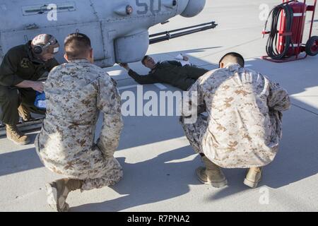 Les Marines américains présents à armes et tactiques cours instructeurs (WTI) 2-17 recevoir un voyage de familiarisation à l'avion Marine Corps Air Station Yuma (Arizona), le 28 mars 2017. Cette visite faisait partie de WTI 2-17, une formation de sept semaines, l'événement organisé par Marine Aviation armes et tactiques d'un escadron (MAWTS-1), qui met l'intégration opérationnelle des six fonctions de l'aviation du Corps des Marines à l'appui d'une masse d'Air Maritime Task Force. MAWTS-1 fournit les tactiques avancées la formation et la certification des qualifications des instructeurs de l'unité de soutien à la formation et à l'état de préparation de l'Aviation maritime Banque D'Images