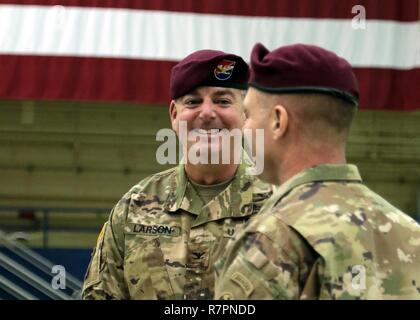 Le colonel Paul L. Larson partage un rire avec l'Armée américaine du général commandant le général de l'Alaska Bryan Owens avant de prendre le commandement de la 4th Infantry Brigade Combat Team (Airborne), 25e Division d'infanterie, le vendredi 24 mars 2017 au Hangar 1, Joint Base Elmendorf-Richardson. Banque D'Images