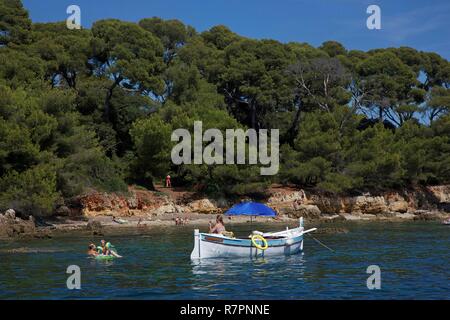 France, Alpes Maritimes, Cannes, Iles de Lérins, l'île Sainte Marguerite Famille dans un petit bateau de plaisance dans le lagon face à la pinède de l'île Sainte Marguerite Banque D'Images