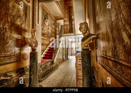 Belgique, Bruxelles, Van Der Kelen une école de peinture, l'entrée de l'école révèle toute la peinture techniques enseignées ; cette école est la seule au monde à enseigner depuis 1882 les techniques traditionnelles de la peinture décorative. Les cours pratiques sont complétées par des notions de l'histoire de l'art ainsi que des cours de lettrage. Au bout de six mois, l'étudiant sera en mesure d'imiter plus de trente variétés de bois, et trente de billes Banque D'Images