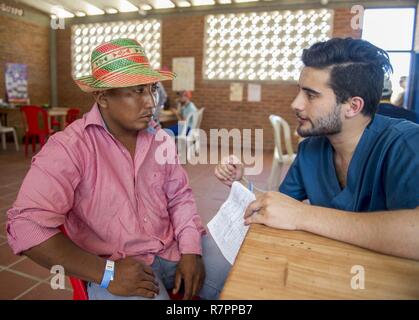 MAYAPO, Colombie (25 mars 2017) - un pays hôte bénévole de soins de soutien continu promesse 2017 (CP-17) consulte un patient sur le site médical à Mayapo, Colombie. CP-17 est un U.S. Southern Command-parrainé et U.S. Naval Forces Southern Command/U.S. 4ème flotte-déploiement effectué pour mener des opérations civiles et militaires y compris l'aide humanitaire, les missions de formation et de soins médicaux, dentaires et vétérinaires, de l'assistance dans un effort pour montrer le soutien des États-Unis et de l'engagement de l'Amérique centrale et du Sud. Banque D'Images