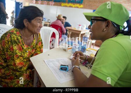 MAYAPO, Colombie (25 mars 2017) - un pays hôte bénévole de soins de soutien continu promesse 2017 (CP-17) consulte un patient sur le site médical à Mayapo, Colombie. CP-17 est un U.S. Southern Command-parrainé et U.S. Naval Forces Southern Command/U.S. 4ème flotte-déploiement effectué pour mener des opérations civiles et militaires y compris l'aide humanitaire, les missions de formation et de soins médicaux, dentaires et vétérinaires, de l'assistance dans un effort pour montrer le soutien des États-Unis et de l'engagement de l'Amérique centrale et du Sud. Banque D'Images