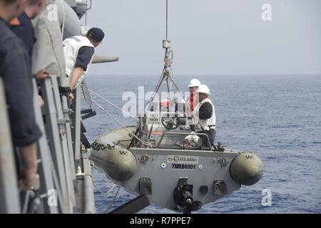 Mer de Chine du Sud (23 mars 2017) membres de l'équipage de l'avant-déployés de la classe Arleigh Burke destroyer lance-missiles USS Fitzgerald (DDG 62) Abaisser une embarcation pneumatique à coque rigide (RHIB) d'effectuer un transfert de personnel pendant qu'ils sont en cours. Fitzgerald est dans la 7e flotte américaine zone d'activité soutenir la sécurité et la stabilité dans la région du Pacifique-Indo-Asia. Banque D'Images