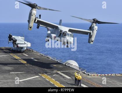 Océan Indien (27 mars 2017) Une MV-22B Balbuzard, affecté à la crête de glissières à rotors basculants moyen maritime (VMM) de l'Escadron 163, décolle de l'assaut amphibie USS Makin Island (DG 8).Le navire et son groupe amphibie, avec la 11e unité expéditionnaire de Marines embarqués, sont exploités dans la région du Pacifique-Indo-Asia pour améliorer capacité amphibie avec des partenaires régionaux et de servir de force de réaction-prêt pour tout type d'imprévus. Banque D'Images