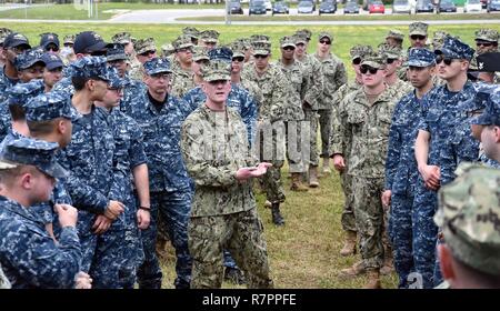 La station navale de Rota, Espagne (28 mars 2017) Master Chief Petty Officer de la Marine Steven Giordano traite de la main-d'oeuvre, de formation et d'avancement aux marins de la base navale de Rota lors d'un appel mains libres. Rota Naval Station active et prend en charge les opérations des États-Unis et les forces alliées et fournit des services de qualité à l'appui de la flotte, fighter, et de la famille pour le commandant du Commandement de la Marine installations navales dans RegionNavy Région Europe, Afrique, Asie du sud-ouest. Banque D'Images