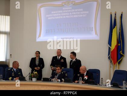 5 SLATINA, Roumanie (25 mars 2017) Le Capitaine Jon Grant, commandant de l'installation de soutien naval (NSF) Deveselu, a été reconnu par Catalin Eugen Florescu, le comté d'Olt Chef de police, pour sa collaboration avec la préfecture de police de comté et sur la Journée de la Police nationale, une cérémonie commémorant le 195e anniversaire de la police roumaine. Deveselu NSF est le plus récent de la Marine américaine et de l'installation joue un rôle clé dans la défense antimissile balistique en Europe orientale. Les opérations de l'installation à la réactivité des forces des États-Unis et de leurs alliés à l'appui de l'Europe, l'Afrique, et Southwes Banque D'Images