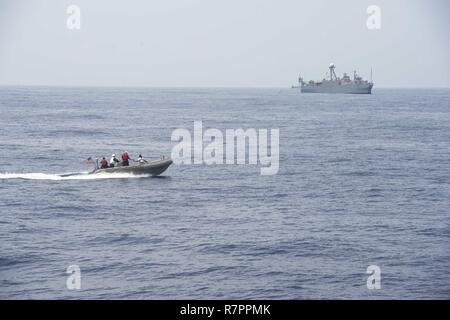 Mer de Chine du Sud (23 mars 2017) membres de l'équipage de l'avant-déployés de la classe Arleigh Burke destroyer lance-missiles USS Fitzgerald (DDG 62) conduire une embarcation pneumatique à coque rigide (RHIB) lors d'un transfert de personnel. Fitzgerald est dans la 7e flotte américaine zone d'activité soutenir la sécurité et la stabilité dans la région du Pacifique-Indo-Asia. Banque D'Images