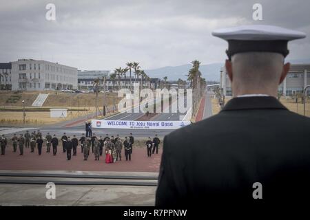 Commune de Jeju complexe militaro-civile, Jeju-do (25 mars 2017) Chef William Edward Palmer IV, de Vero Beach, en Floride, et affecté à la classe Arleigh Burke destroyer lance-missiles USS Stethem (DDG 63), le mans rails pendant que les marins de la République de Corée dans l'onde comme message d'accueil le navire devient le premier navire de la Marine américaine pour tirer dans l'orifice au niveau du joint Civil-Military complexe sur l'île de Jeju-do. Stethem est en patrouille dans les eaux à l'est de la péninsule coréenne, soutenir la sécurité et la stabilité dans la région du Pacifique-Indo-Asia. Banque D'Images