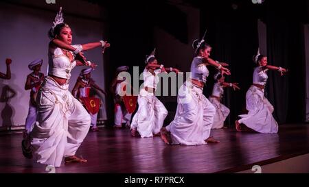 COLOMBO, Sri Lanka (27 mars 2017) sri-lankaise locale folk dancers effectuer pour les Marines américains et les marins à l'île de Makin Groupe Amphibie/11e Marine Expeditionary Unit, au cours d'une manifestation culturelle organisée à Sri Lanka, Colombo, siège de la Marine dans le cadre d'un engagement de coopération en matière de sécurité dans le théâtre, le 27 mars. Au cours de l'engagement, les Marines et Les marins auront l'occasion de découvrir la culture du Sri Lanka, ainsi que de participer à des programmes de relations communautaires. Banque D'Images