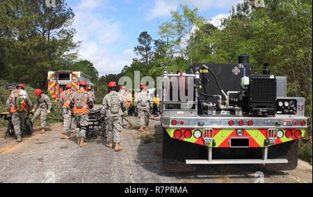 Les soldats de la Garde nationale de l'Armée américaine à partir de la 440e S&E (Recherche et extraction), en collaboration avec les membres de l'équipe de l'incendie et de secours 50 Martin County travaillent ensemble pour localiser les victimes d'un avion vers le bas pendant la simulation garde vigilante à Henry Tift Myers Airport de Tifton, GA, le 28 mars 2017. L'exercice fournit des unités de la Garde nationale avec la possibilité d'améliorer la coopération et les relations non seulement avec les collectivités locales et les organismes d'état militaire mais et les partenaires fédéraux pour s'assurer une bonne préparation aux situations d'urgence et les catastrophes Banque D'Images