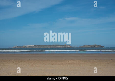 Vue de l'île Mogador d'Essaouira, Maroc sable city beach Banque D'Images