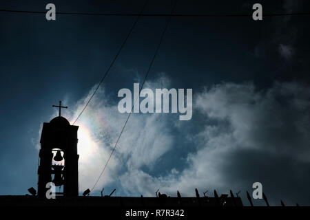 Fassouta, Israël. 10 Décembre, 2018. Décorations de Noël ornent les rues et les maisons de Fassouta. Un village et un conseil local sur le nord-ouest des pentes du mont Meron dans le District Nord d'Israël, Fassouta est situé à seulement 2km au sud de la frontière libanaise. Credit : Alon Nir/Alamy Live News Banque D'Images
