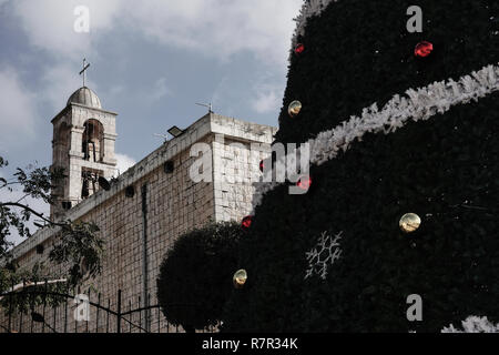 Fassouta, Israël. 10 Décembre, 2018. Décorations de Noël ornent les rues et les maisons de Fassouta. Un village et un conseil local sur le nord-ouest des pentes du mont Meron dans le District Nord d'Israël, Fassouta est situé à seulement 2km au sud de la frontière libanaise. Credit : Alon Nir/Alamy Live News Banque D'Images