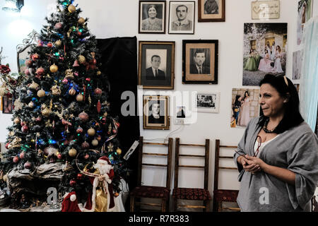 Fassouta, Israël. 10 Décembre, 2018. Décorations de Noël et les icônes chrétiennes ornent l'accueil de Rima Khouri dans Fassouta. Un village et un conseil local sur le nord-ouest des pentes du mont Meron dans le District Nord d'Israël, Fassouta est situé à seulement 2km au sud de la frontière libanaise. Credit : Alon Nir/Alamy Live News Banque D'Images
