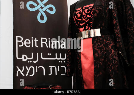 Fassouta, Israël. 10 Décembre, 2018. Décorations de Noël et les icônes chrétiennes ornent l'accueil de Rima Khouri dans Fassouta. Un village et un conseil local sur le nord-ouest des pentes du mont Meron dans le District Nord d'Israël, Fassouta est situé à seulement 2km au sud de la frontière libanaise. Credit : Alon Nir/Alamy Live News Banque D'Images