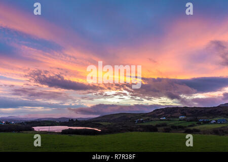 Ardara, comté de Donegal, Irlande. 11 décembre 2018. Le soleil se lève sur un jour froid et venteux sur la côte nord-ouest. Crédit : Richard Wayman/Alamy Live News Banque D'Images