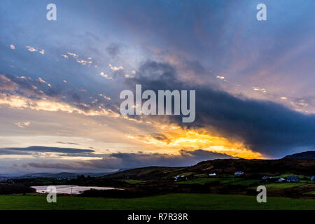 Ardara, comté de Donegal, Irlande. 11 décembre 2018. Le soleil se lève sur un jour froid et venteux sur la côte nord-ouest. Crédit : Richard Wayman/Alamy Live News Banque D'Images