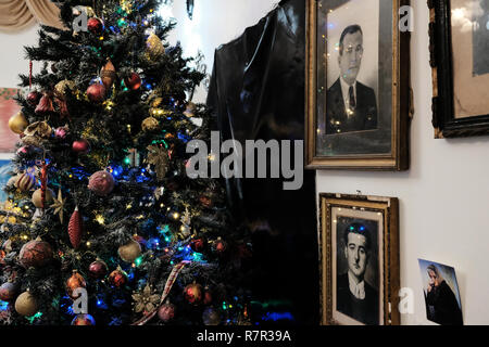 Fassouta, Israël. 10 Décembre, 2018. Décorations de Noël et les icônes chrétiennes ornent l'accueil de Rima Khouri dans Fassouta. Un village et un conseil local sur le nord-ouest des pentes du mont Meron dans le District Nord d'Israël, Fassouta est situé à seulement 2km au sud de la frontière libanaise. Credit : Alon Nir/Alamy Live News Banque D'Images