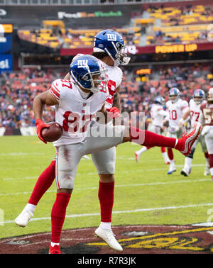 Les Giants de New York le receveur Sterling Shepard (87) célèbre avec les Giants de New York à la main l'extrémité Evan Engramme (88) après avoir marqué un touché au deuxième trimestre contre les Redskins de Washington à FedEx Field à Landover, Maryland le Dimanche, Décembre 9, 2018. Credit : Ron Sachs/CNP (restriction : NO New York ou le New Jersey Journaux ou journaux dans un rayon de 75 km de la ville de New York) dans le monde entier d'utilisation | Banque D'Images