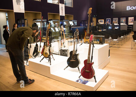 London UK. 11 décembre 2018. Célèbres guitares électriques utilisés par Judas Priest et Fleetwood Mac inclus dans le Rock et Pop memorabilia vente à Bonhams New Bond Street Crédit : amer ghazzal/Alamy Live News Banque D'Images