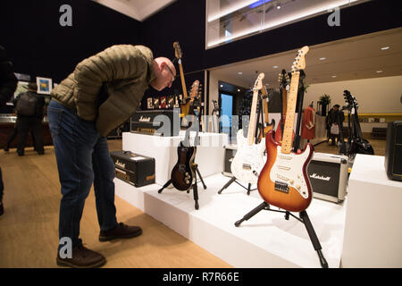 London UK. 11 décembre 2018. Célèbres guitares électriques utilisés par Judas Priest et Fleetwood Mac inclus dans le Rock et Pop memorabilia vente à Bonhams New Bond Street Crédit : amer ghazzal/Alamy Live News Banque D'Images