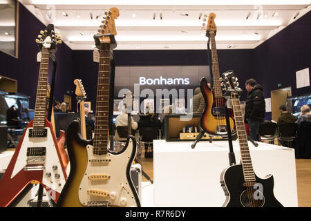 London UK. 11 décembre 2018. Célèbres guitares électriques utilisés par Judas Priest et Fleetwood Mac inclus dans le Rock et Pop memorabilia vente à Bonhams New Bond Street Crédit : amer ghazzal/Alamy Live News Banque D'Images