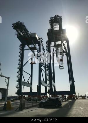 Abu Dhabi. Dec 10, 2018. Photos prises le 10 décembre 2018 montre la Chine COSCO Ports Limited (CSP) à la borne d'Abu Dhabi Khalifa Port, les Emirats arabes unis (EAU). Le CSP et les ports d'Abu Dhabi a inauguré lundi un nouveau terminal de Khalifa Port. Credit : Su Xiaopo/Xinhua/Alamy Live News Banque D'Images