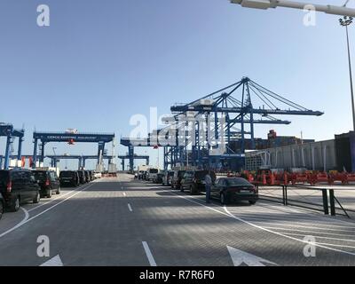 Abu Dhabi. Dec 10, 2018. Photos prises le 10 décembre 2018 montre la Chine COSCO Ports Limited (CSP) à la borne d'Abu Dhabi Khalifa Port, les Emirats arabes unis (EAU). Le CSP et les ports d'Abu Dhabi a inauguré lundi un nouveau terminal de Khalifa Port. Credit : Su Xiaopo/Xinhua/Alamy Live News Banque D'Images